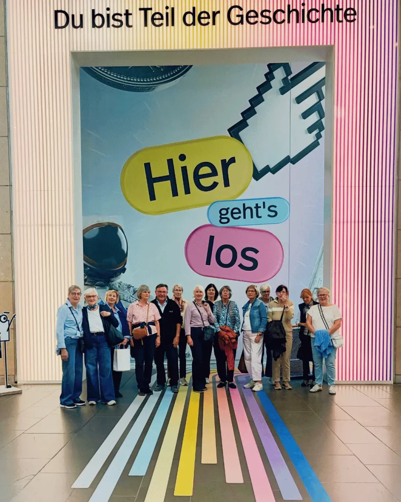 Grüne Damen und Herren der Evangelischen Altenhilfe Mülheim beim gemeinsamen Ausflug ins Haus der Geschichte in Bonn vor der Ausstellungsgestaltung „Du bist Teil der Geschichte“.