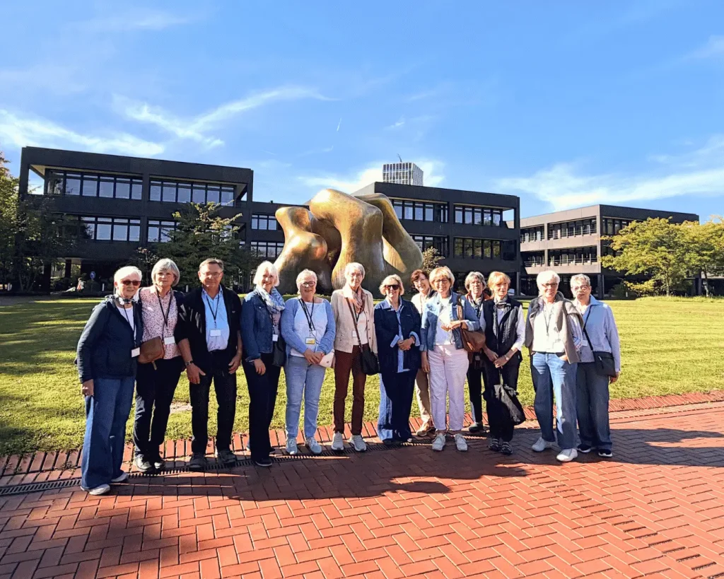Grüne Damen und Herren der Evangelischen Altenhilfe Mülheim beim gemeinsamen Ausflug zum Kanzlerbungalow in Bonn am 7. Oktober 2026.