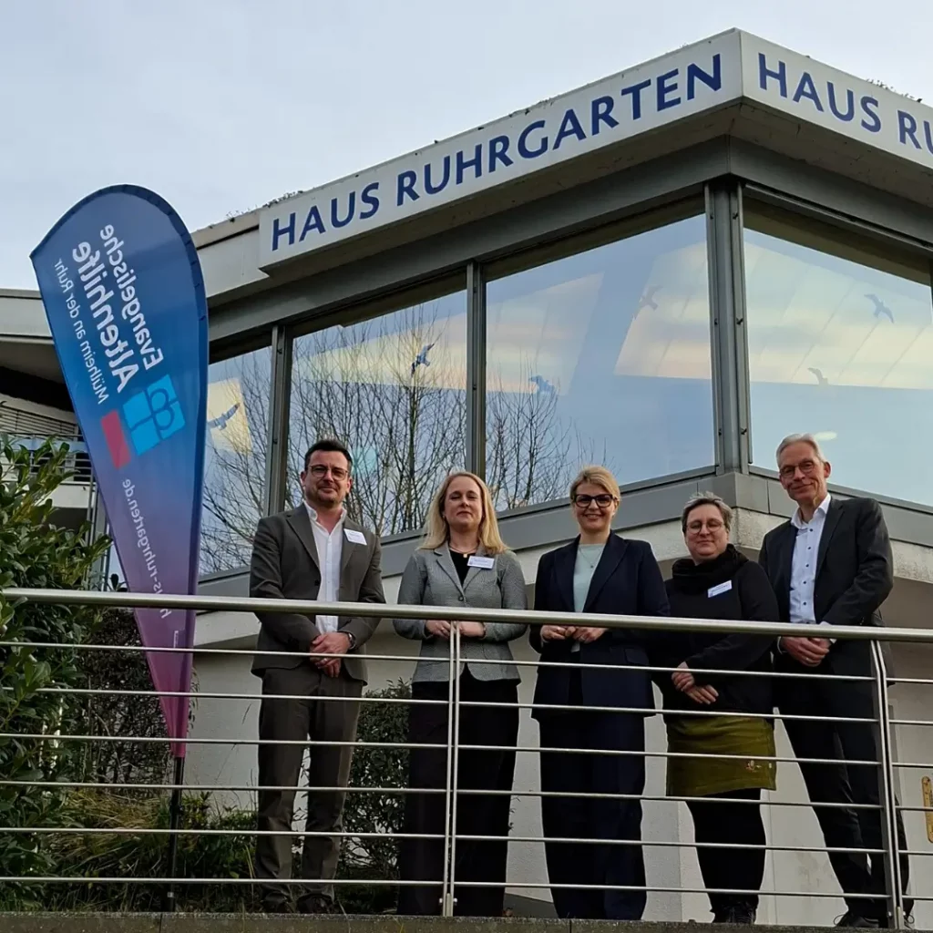 5 Personen stehen vor dem Haus Ruhrgarten