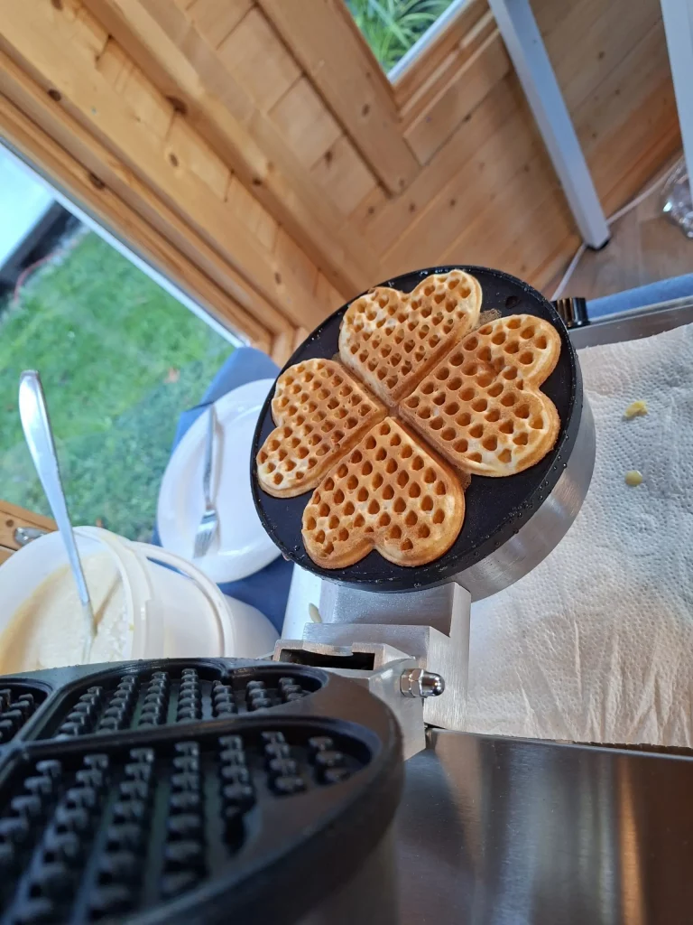 frisch gebackene Waffel im Waffeleisen