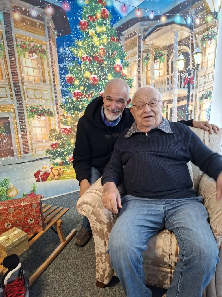2 Personen lachen in die Kamera