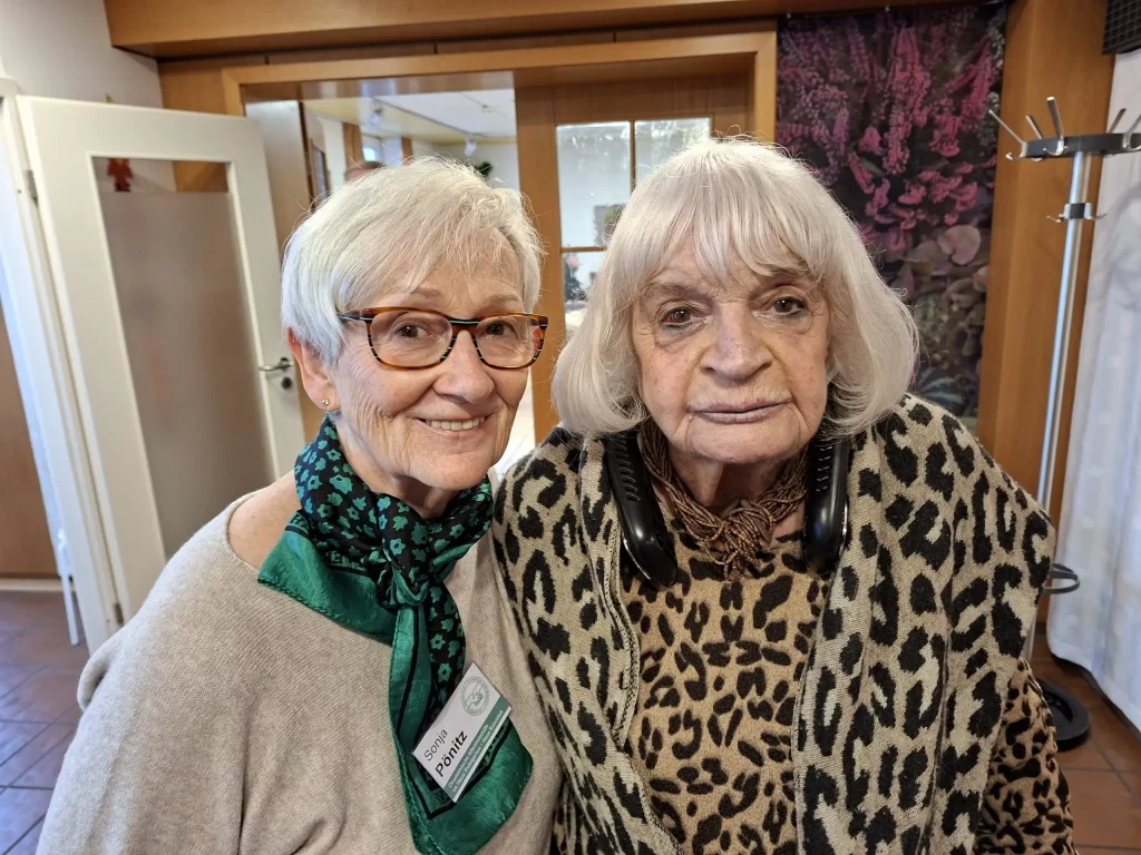2 Personen lachen in die Kamera